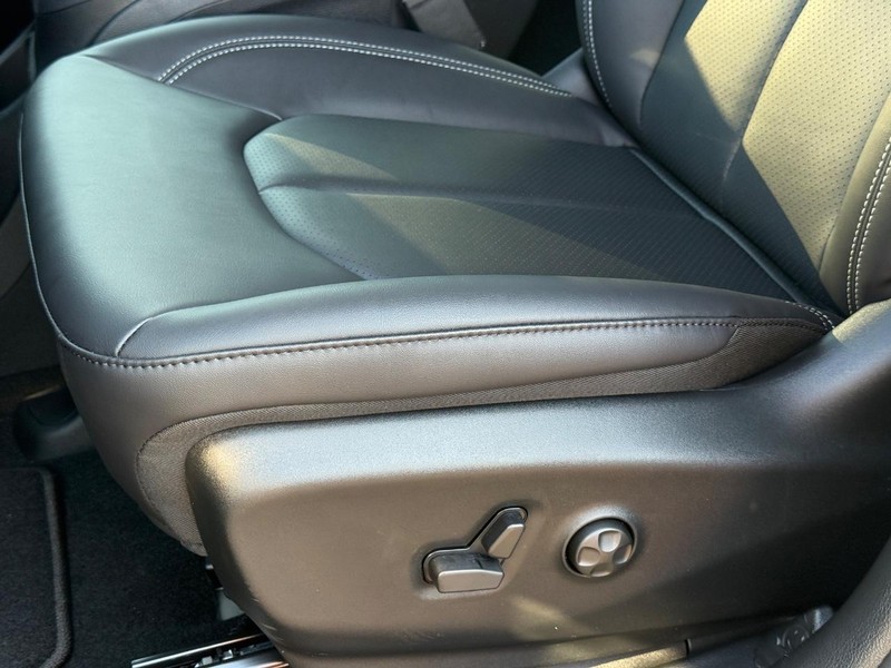 Chrysler Pacifica Vehicle Image 19