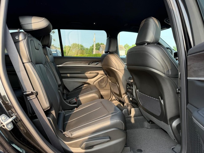 Jeep Grand Cherokee L Vehicle Image 06