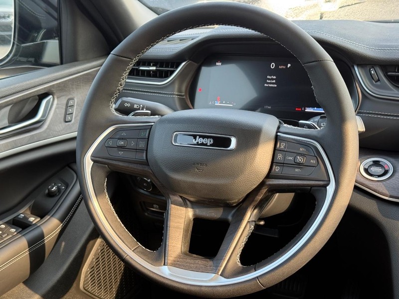 Jeep Grand Cherokee L Vehicle Image 09