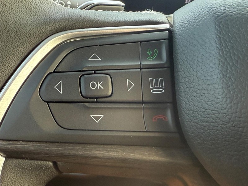 Jeep Grand Cherokee L Vehicle Image 10