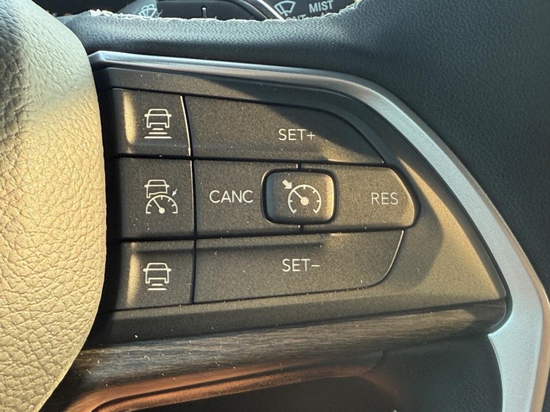 Jeep Grand Cherokee L Vehicle Image 11