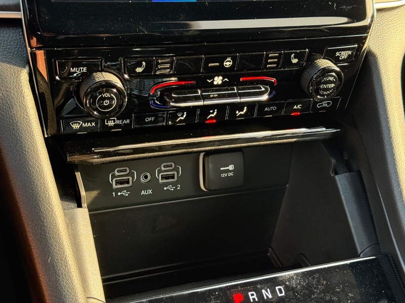 Jeep Grand Cherokee L Vehicle Image 16