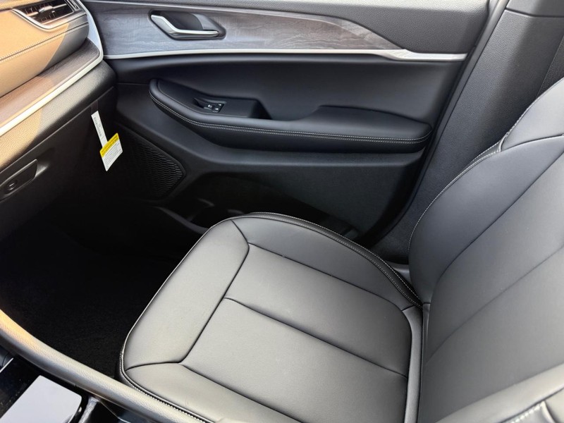 Jeep Grand Cherokee L Vehicle Image 18