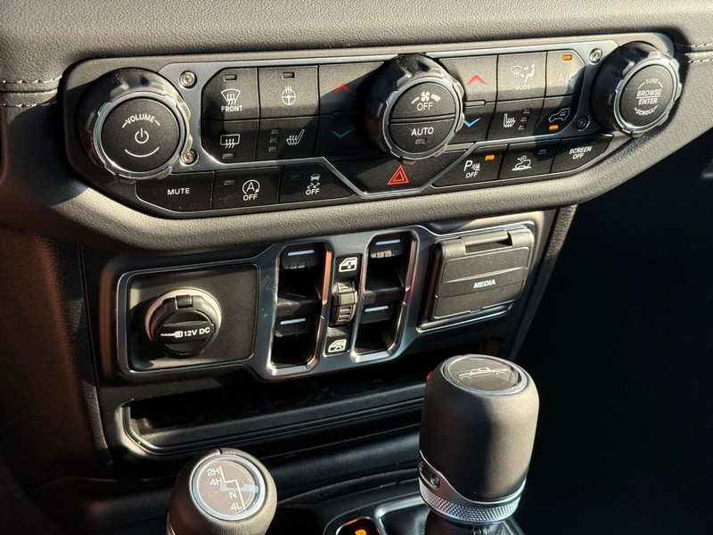 Jeep Gladiator Vehicle Image 16