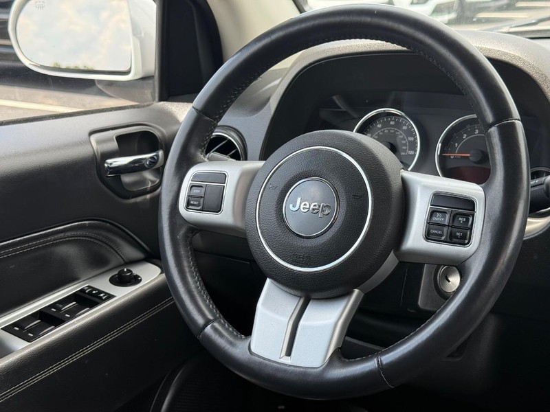 Jeep Compass Vehicle Image 13