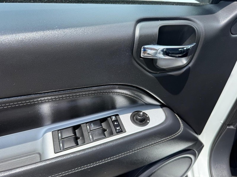 Jeep Compass Vehicle Image 23