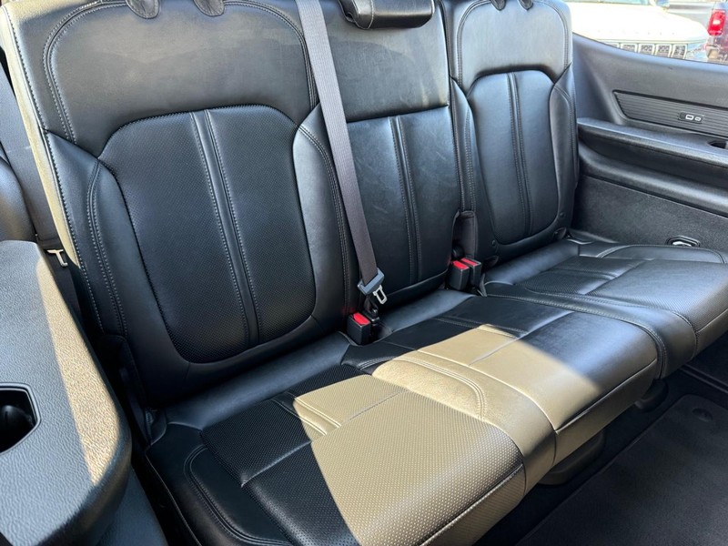 Jeep Wagoneer Vehicle Image 12