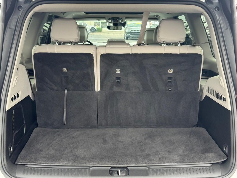 Jeep Wagoneer Vehicle Image 07