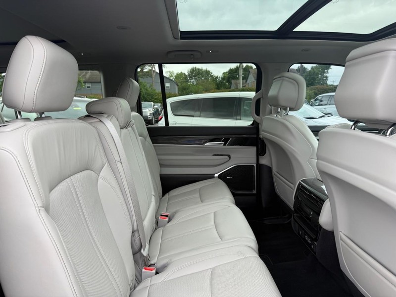Jeep Wagoneer Vehicle Image 11