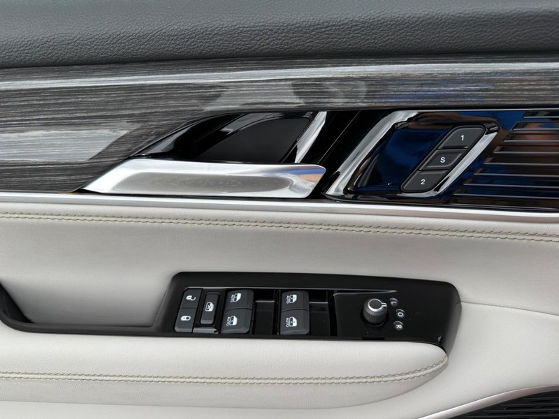 Jeep Wagoneer Vehicle Image 27