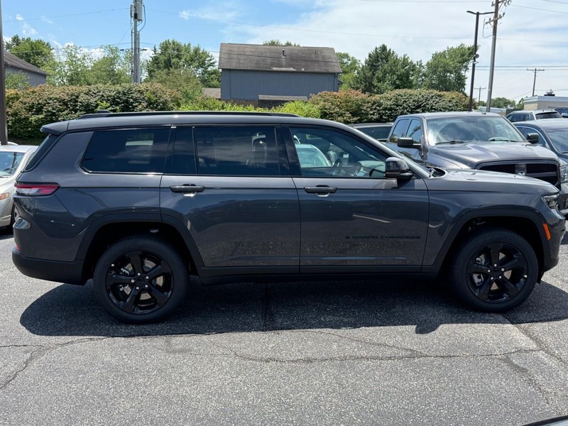 Jeep Grand Cherokee L Vehicle Image 02