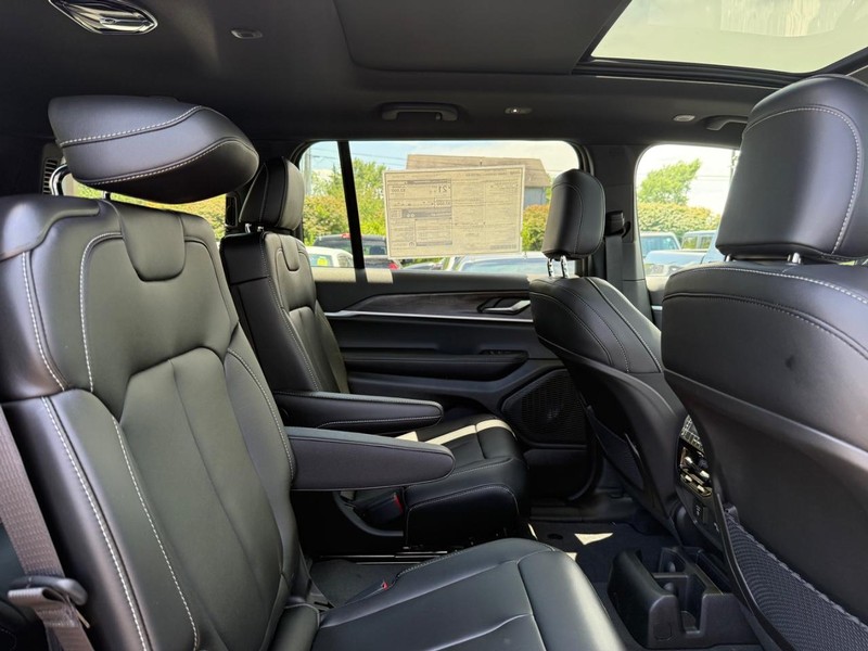 Jeep Grand Cherokee L Vehicle Image 04