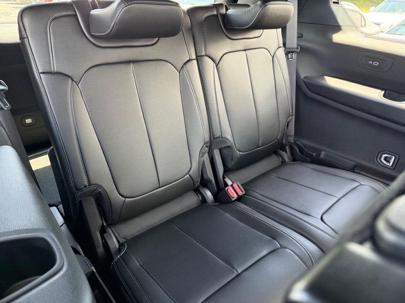 Jeep Grand Cherokee L Vehicle Image 05