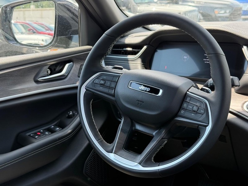 Jeep Grand Cherokee L Vehicle Image 08