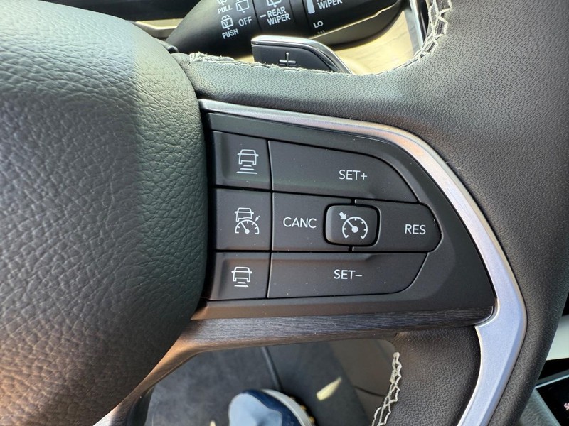 Jeep Grand Cherokee L Vehicle Image 10