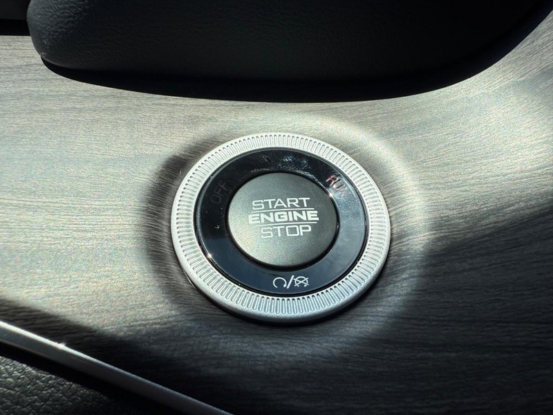 Jeep Grand Cherokee L Vehicle Image 11
