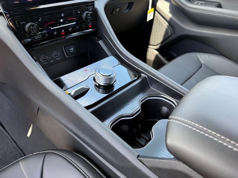 Jeep Grand Cherokee L Vehicle Image 16