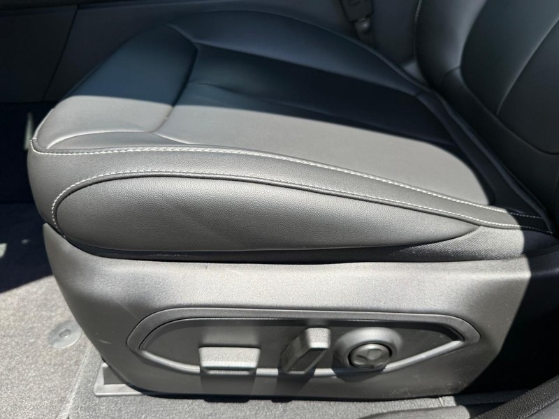 Jeep Grand Cherokee L Vehicle Image 21