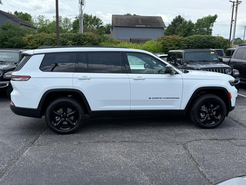 Jeep Grand Cherokee L Vehicle Image 02