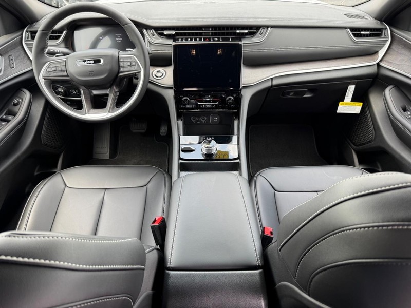 Jeep Grand Cherokee L Vehicle Image 06