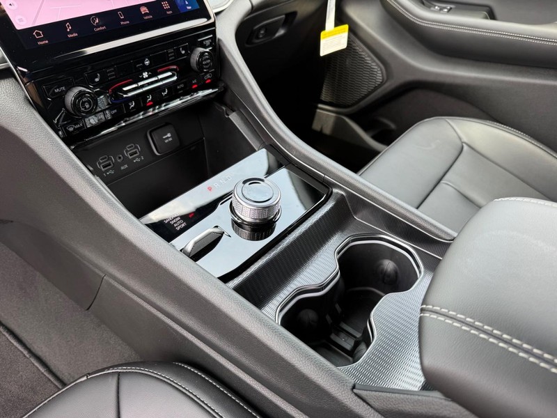 Jeep Grand Cherokee L Vehicle Image 15