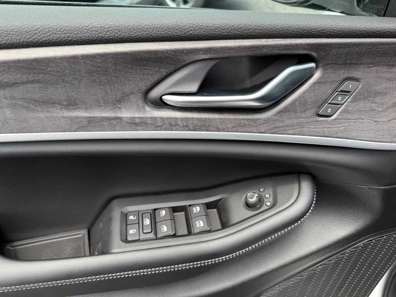 Jeep Grand Cherokee L Vehicle Image 19