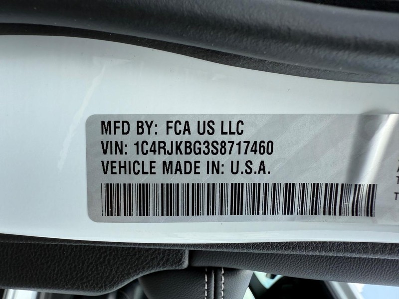 Jeep Grand Cherokee L Vehicle Image 21