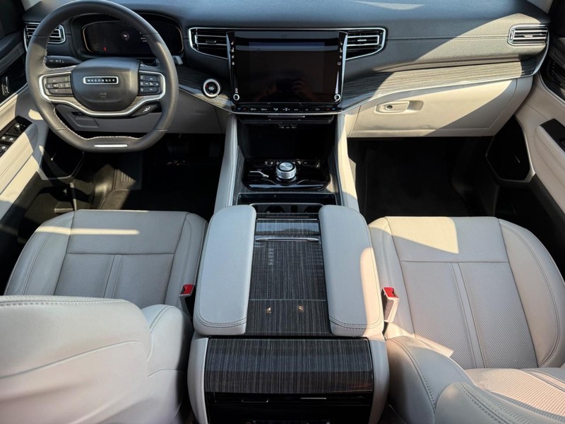 Jeep Wagoneer Vehicle Image 14