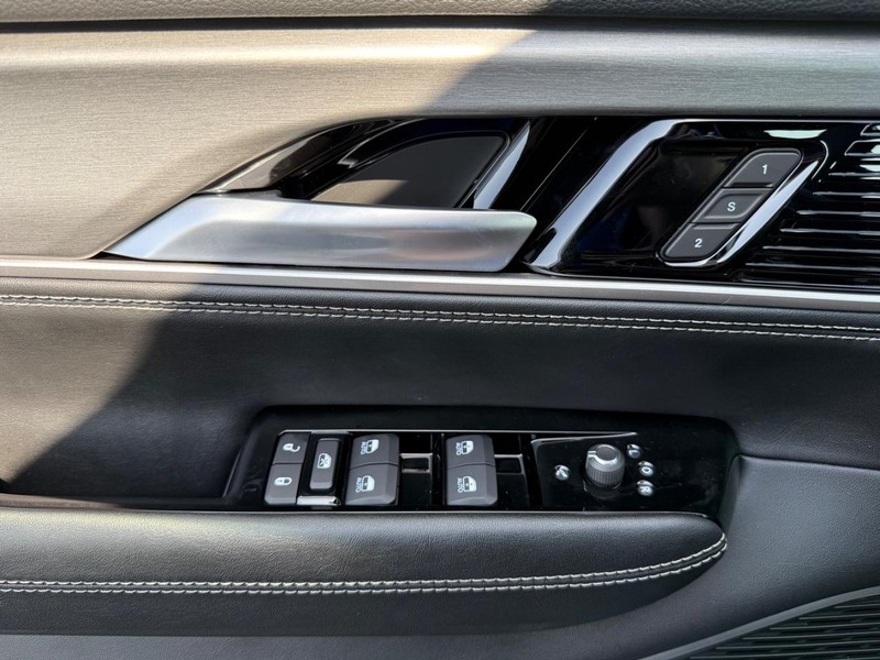 Jeep Wagoneer L Vehicle Image 19