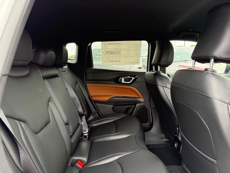 Jeep Compass Vehicle Image 04