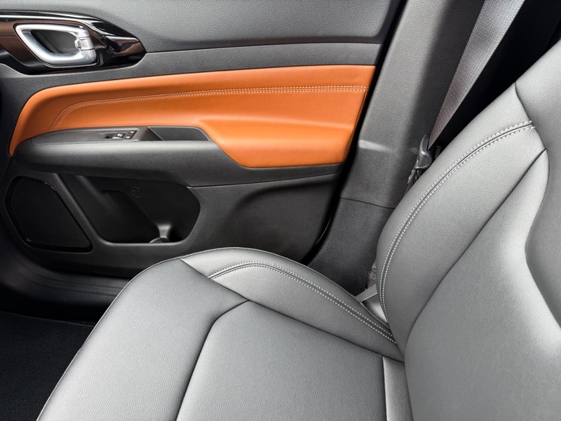 Jeep Compass Vehicle Image 14