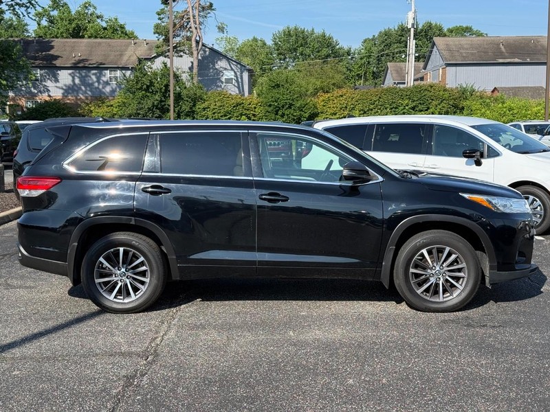 Toyota Highlander Vehicle Image 02
