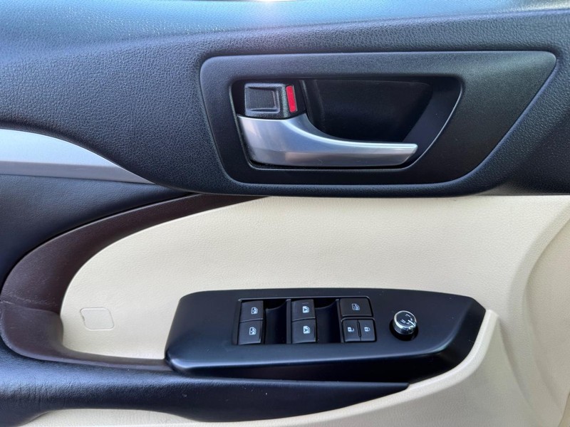Toyota Highlander Vehicle Image 26