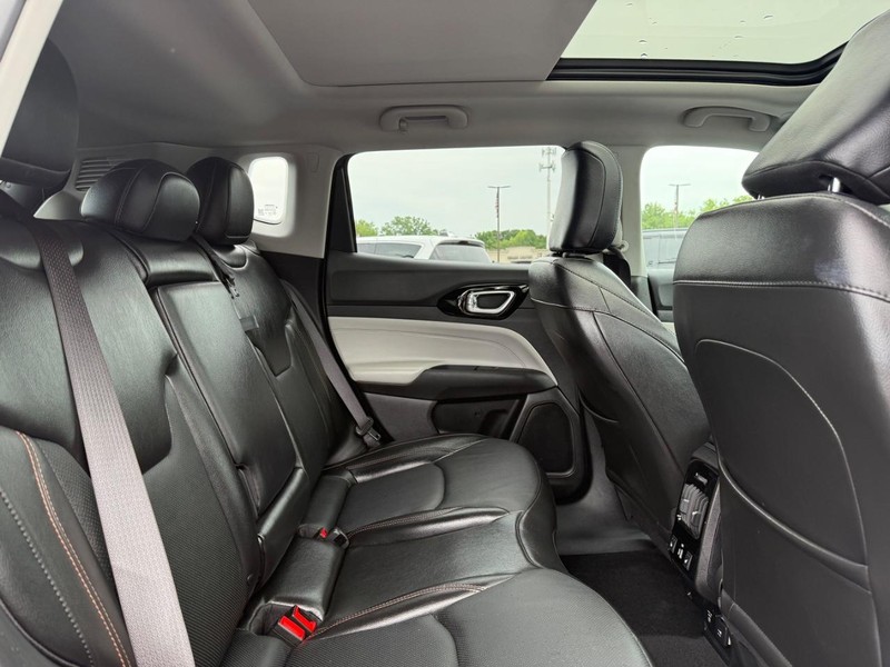 Jeep Compass Vehicle Image 11