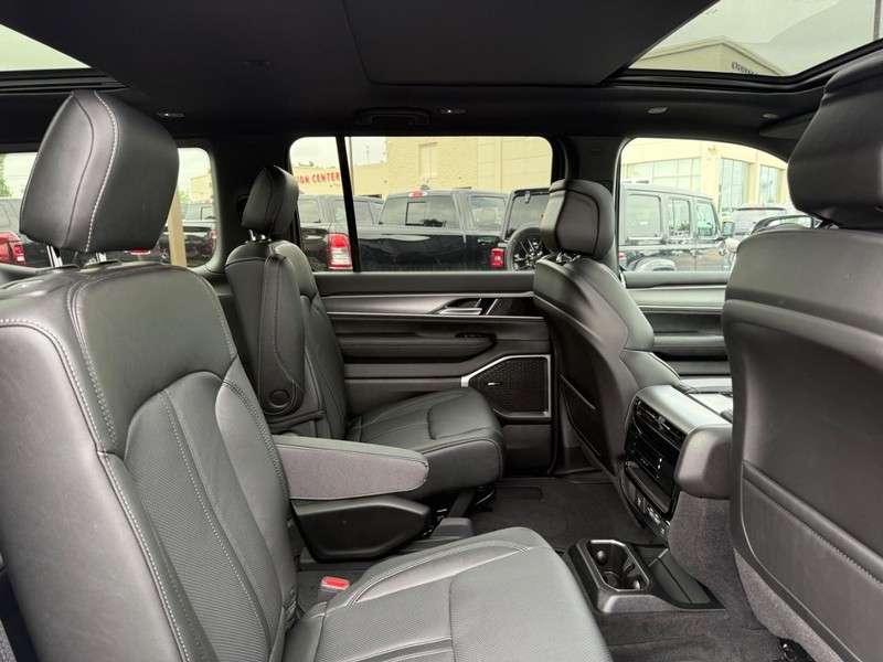 Jeep Wagoneer Vehicle Image 04