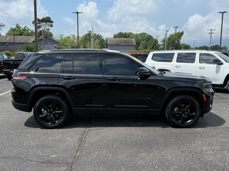 Jeep Grand Cherokee Vehicle Image 02