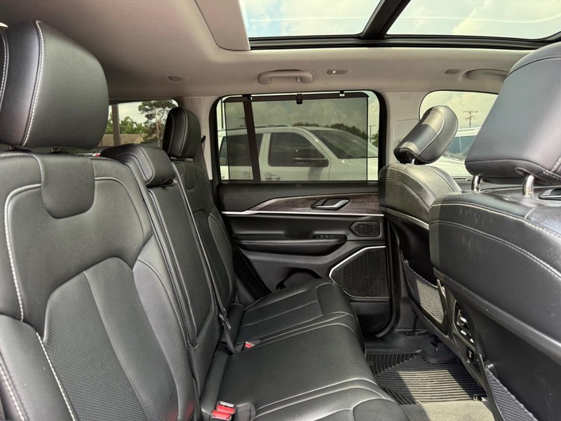 Jeep Grand Cherokee Vehicle Image 11