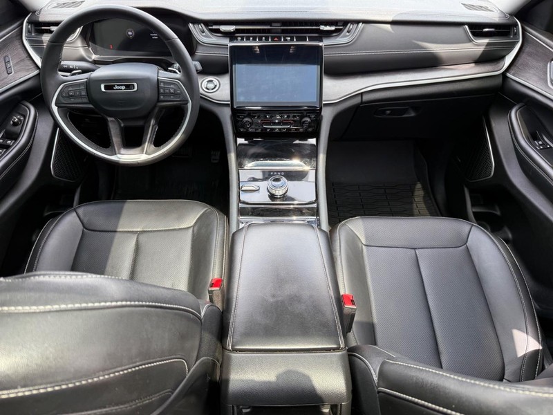 Jeep Grand Cherokee Vehicle Image 13