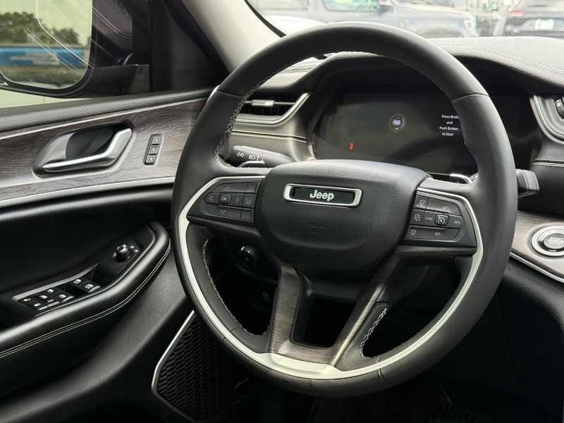 Jeep Grand Cherokee Vehicle Image 14
