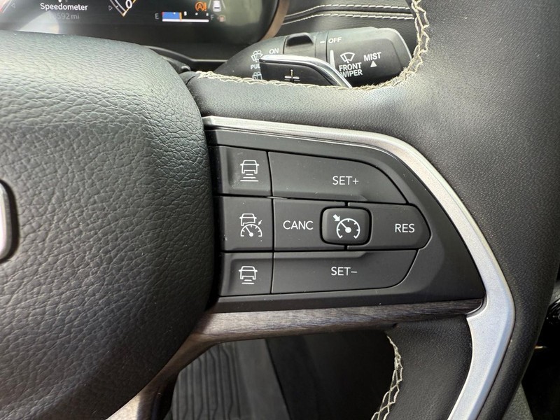 Jeep Grand Cherokee Vehicle Image 16