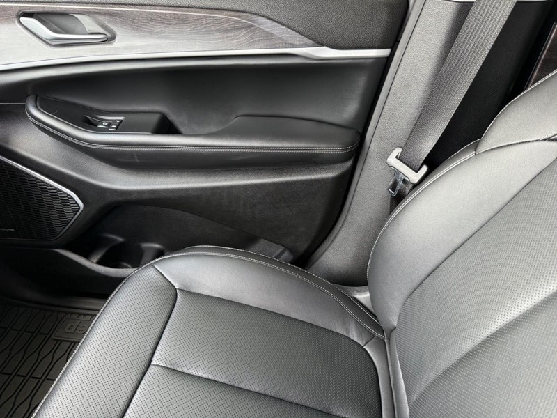 Jeep Grand Cherokee Vehicle Image 23