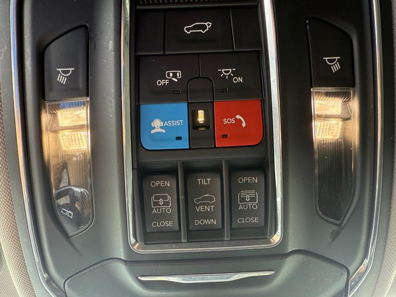 Jeep Grand Cherokee Vehicle Image 24