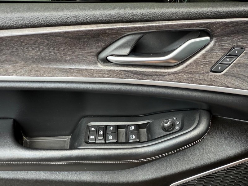 Jeep Grand Cherokee Vehicle Image 27