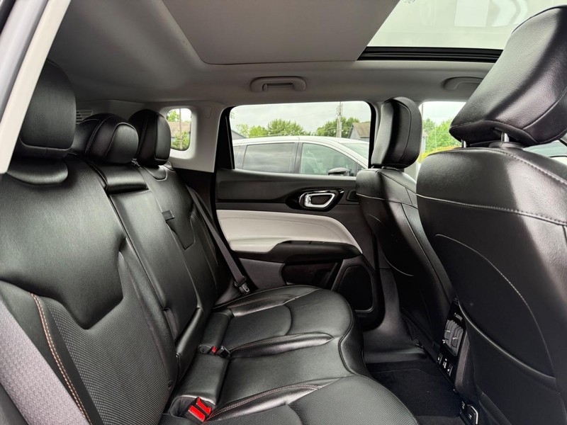 Jeep Compass Vehicle Image 11