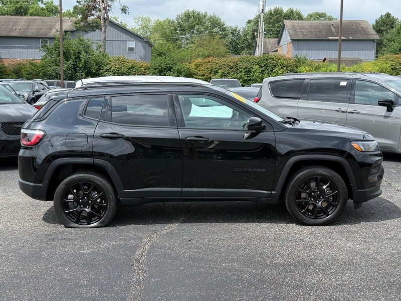 Jeep Compass Vehicle Image 02