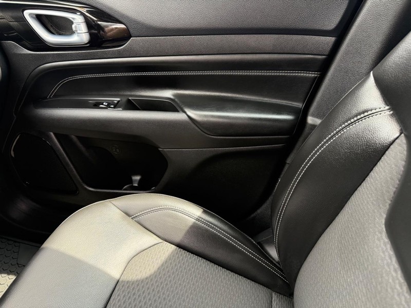 Jeep Compass Vehicle Image 21
