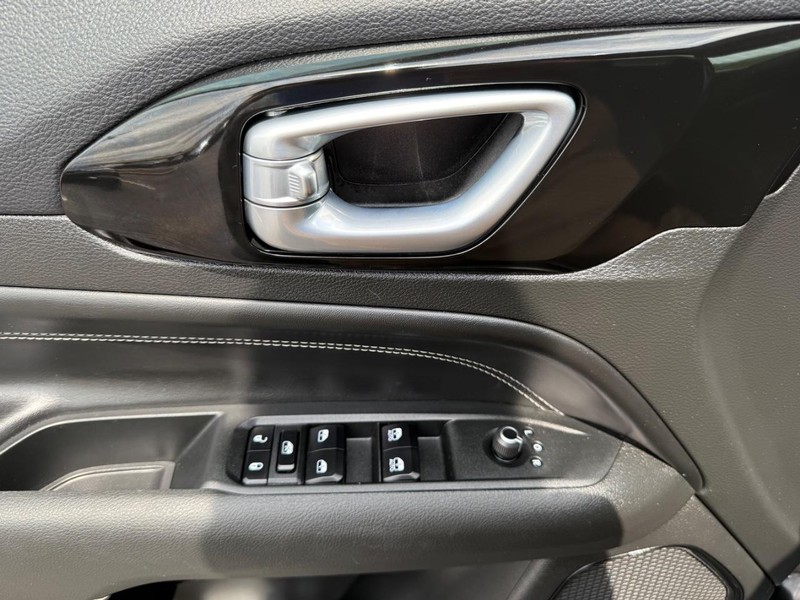 Jeep Compass Vehicle Image 24