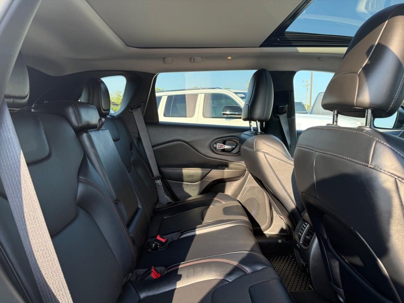Jeep Cherokee Vehicle Image 11