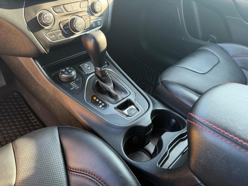 Jeep Cherokee Vehicle Image 21