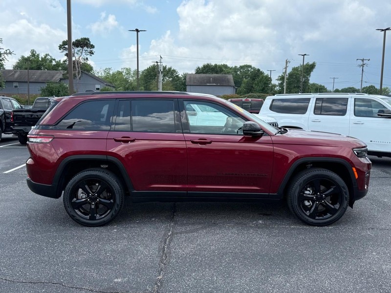 Jeep Grand Cherokee Vehicle Image 02